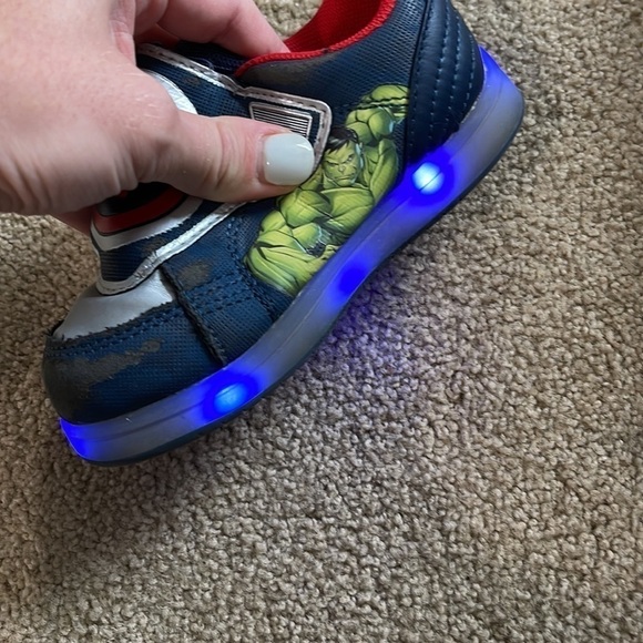 Boys Marvel Avengers Light Up Velcro Sneakers Size 8 - Picture 3 of 4